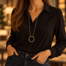 Charger l'image dans la galerie, Collier de lunettes Camille blanc porté – LUTECE