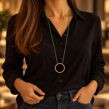 Charger l'image dans la galerie, Collier de lunettes Camille vert fluo porté – LUTECE