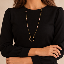 Lade das Bild in den Galerie-Viewer, Collier de lunettes Colette rose porté – LUTECE