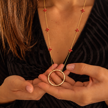 Lade das Bild in den Galerie-Viewer, Collier de lunettes Colette rouge porté – LUTECE