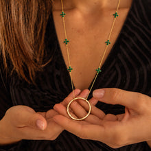 Charger l'image dans la galerie, Collier de lunettes Colette vert porté – LUTECE