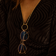 Lade das Bild in den Galerie-Viewer, Collier de lunettes Guilaine doré porté – LUTECE