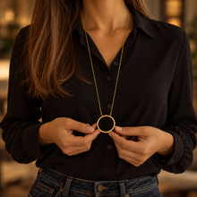 Lade das Bild in den Galerie-Viewer, Collier de lunettes Camille doré porté – LUTECE
