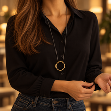 Lade das Bild in den Galerie-Viewer, Collier de lunettes Camille gris porté – LUTECE
