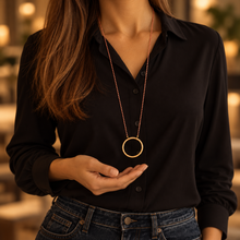 Charger l'image dans la galerie, Collier de lunettes Camille rose porté – LUTECE
