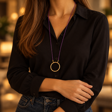 Charger l'image dans la galerie, Collier de lunettes Camille violet porté – LUTECE
