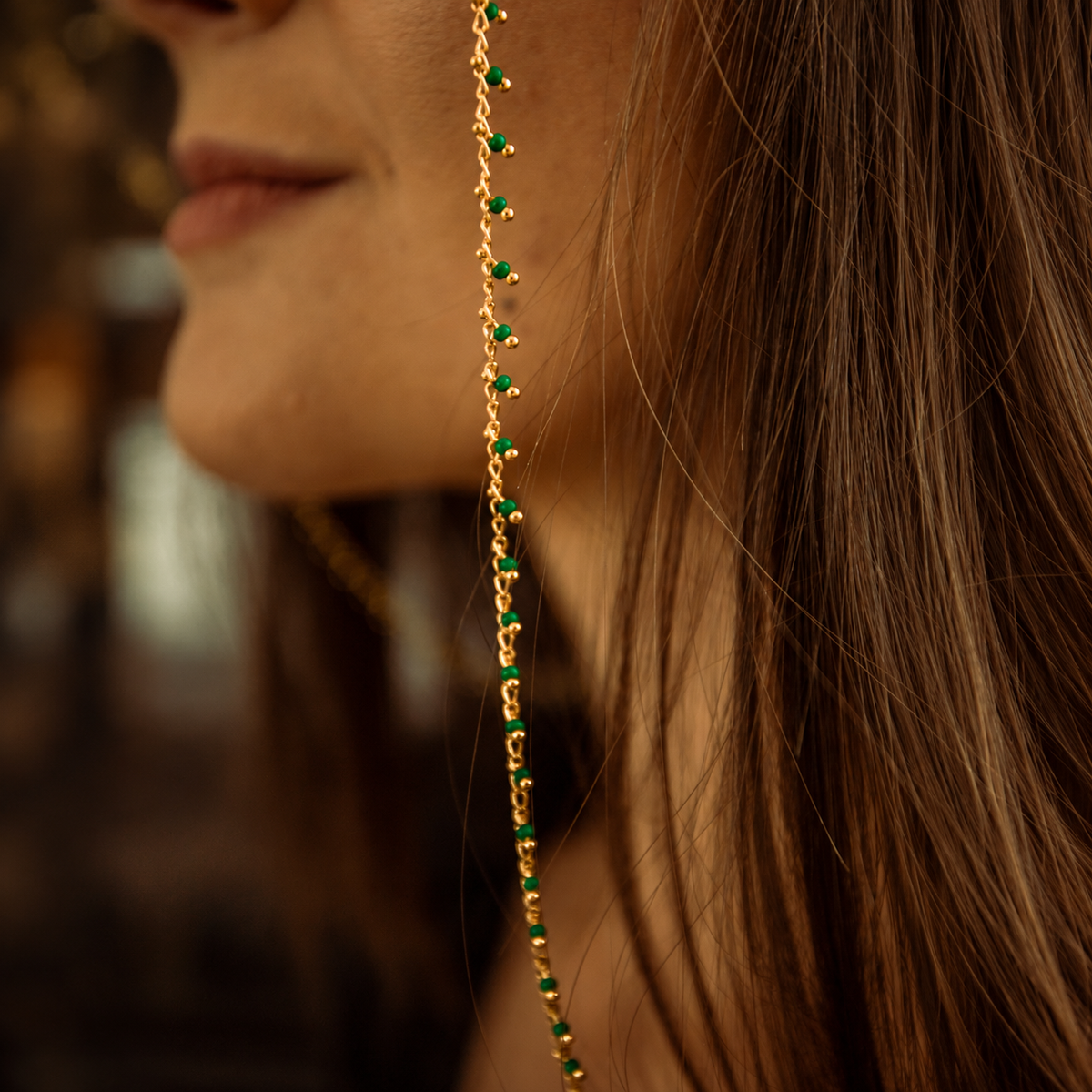 Chaînette de lunettes Charlotte vert doré portée – LUTECE