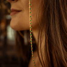 Lade das Bild in den Galerie-Viewer, Chaînette de lunettes Charlotte vert doré portée – LUTECE
