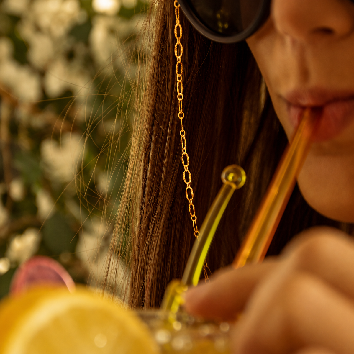 Chaînette de lunettes Clémence doré portée – LUTECE