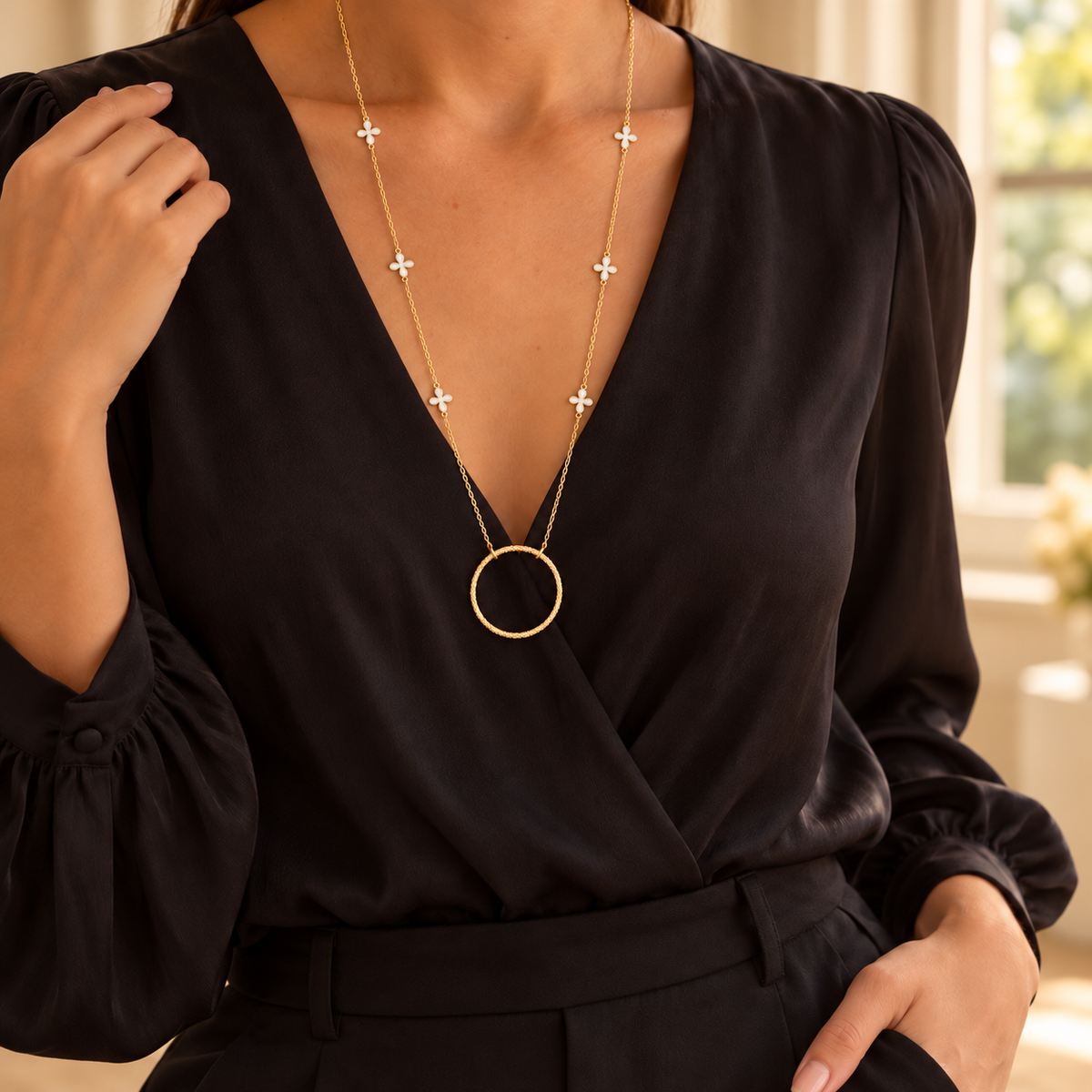 Collier de lunettes Colette blanc porté – LUTECE
