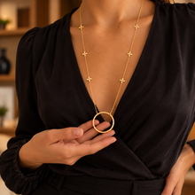 Lade das Bild in den Galerie-Viewer, Collier de lunettes Colette doré porté – LUTECE
