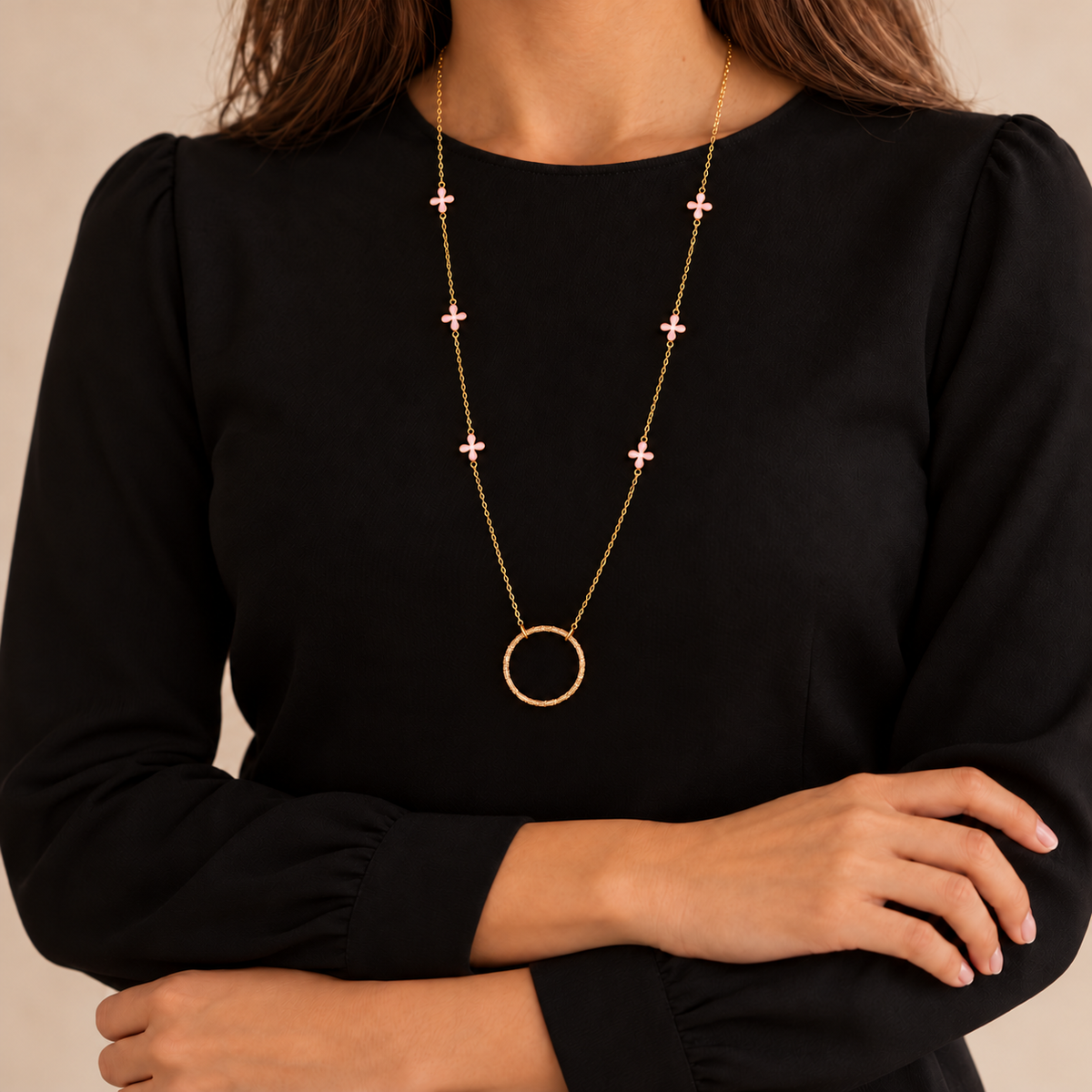 Collier de lunettes Colette rose porté – LUTECE
