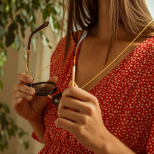 Load image into Gallery viewer, Chaînette de lunettes Éliane doré portée – LUTECE
