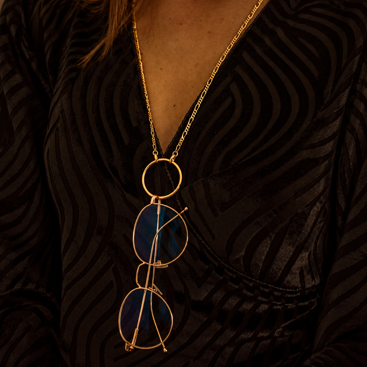 Collier de lunettes Guilaine doré porté – LUTECE