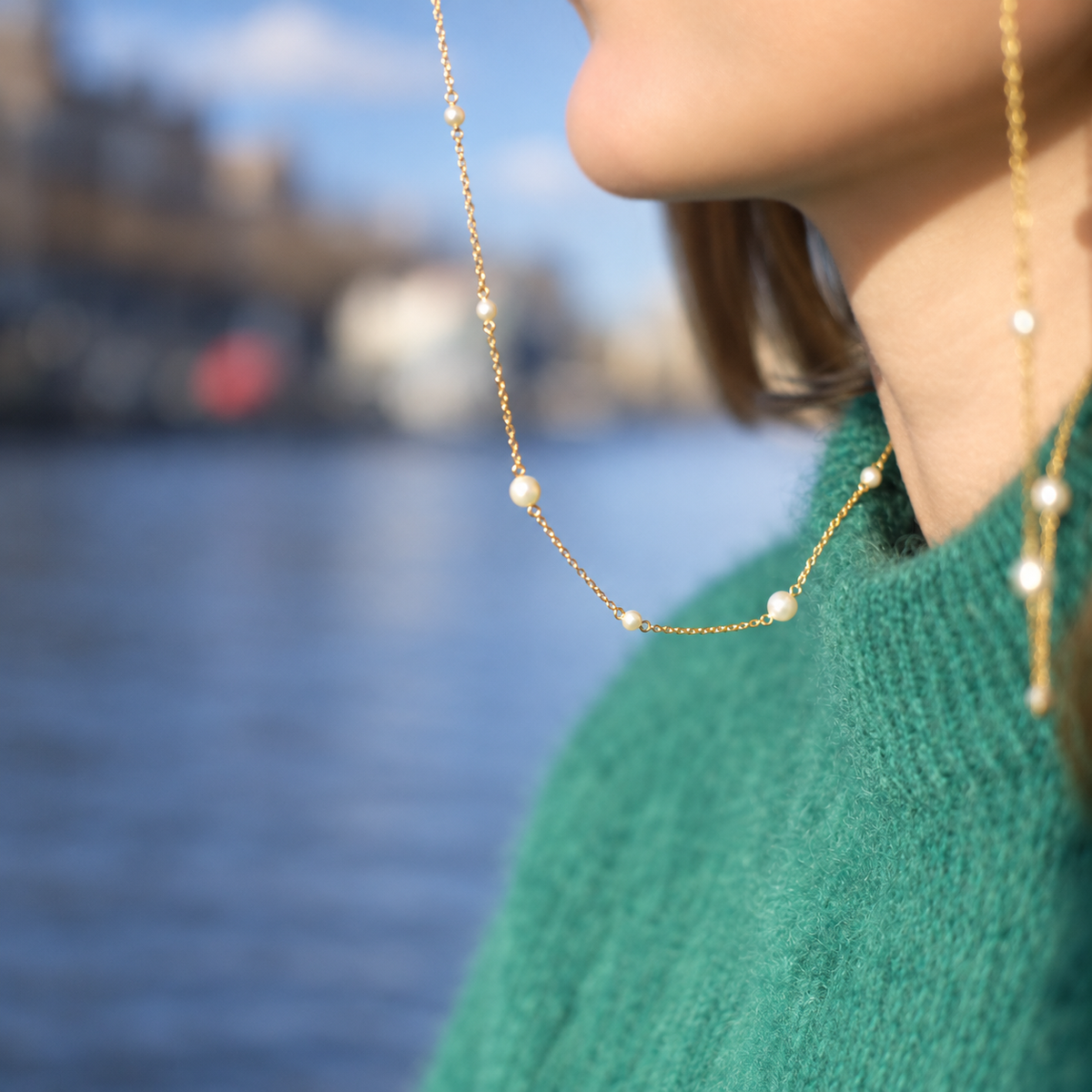 Chaînette de lunettes Joséphine écru doré portée – LUTECE