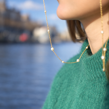Charger l'image dans la galerie, Chaînette de lunettes Joséphine écru doré portée – LUTECE
