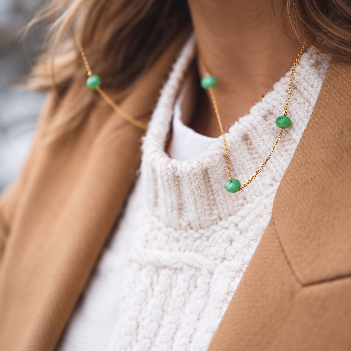 Chaînette de lunettes Madeleine vert doré portée – LUTECE