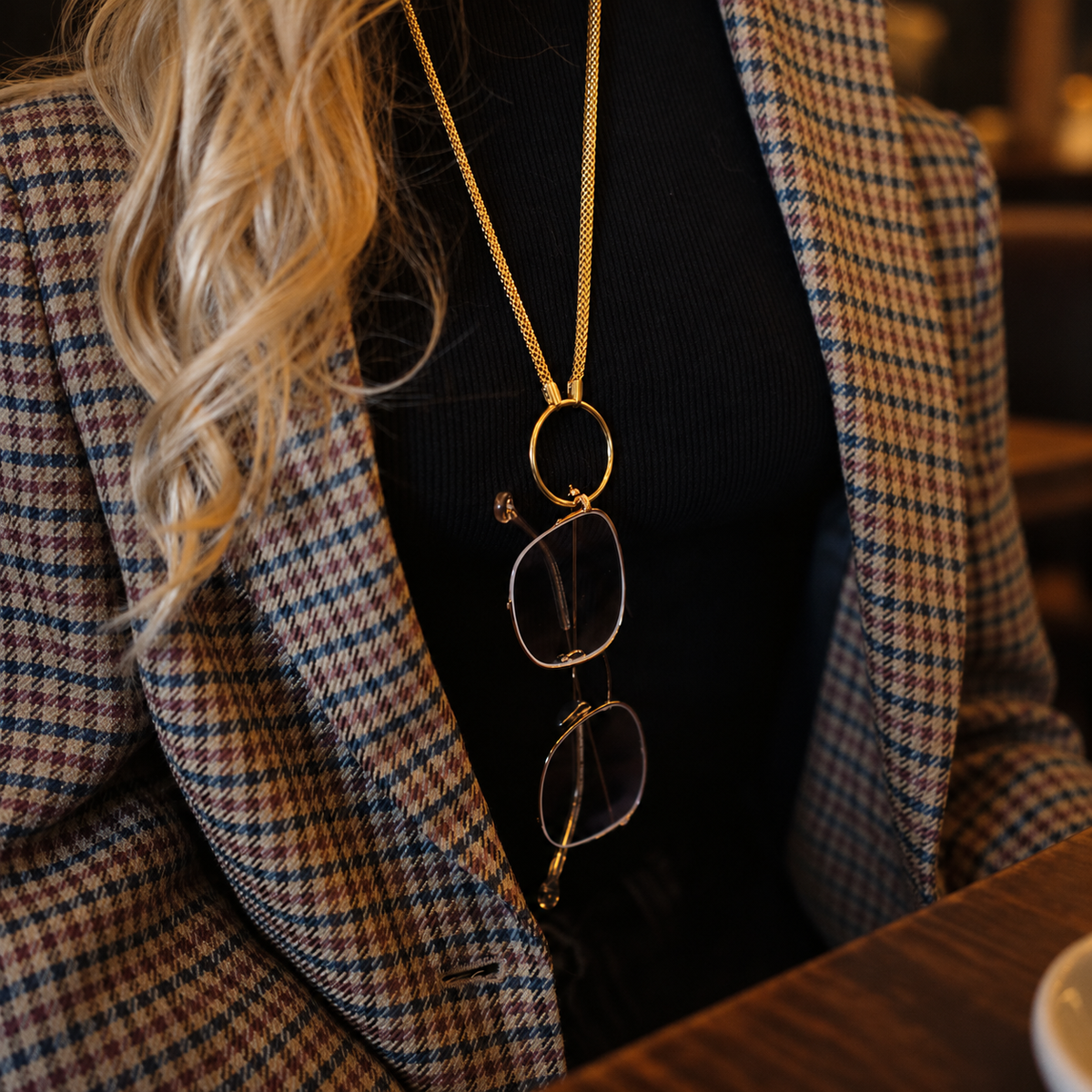 Collier de lunettes Margaux doré porté – LUTECE