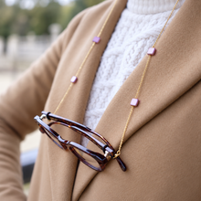 Lade das Bild in den Galerie-Viewer, Chaînette de lunettes Nicole rose doré portée – LUTECE
