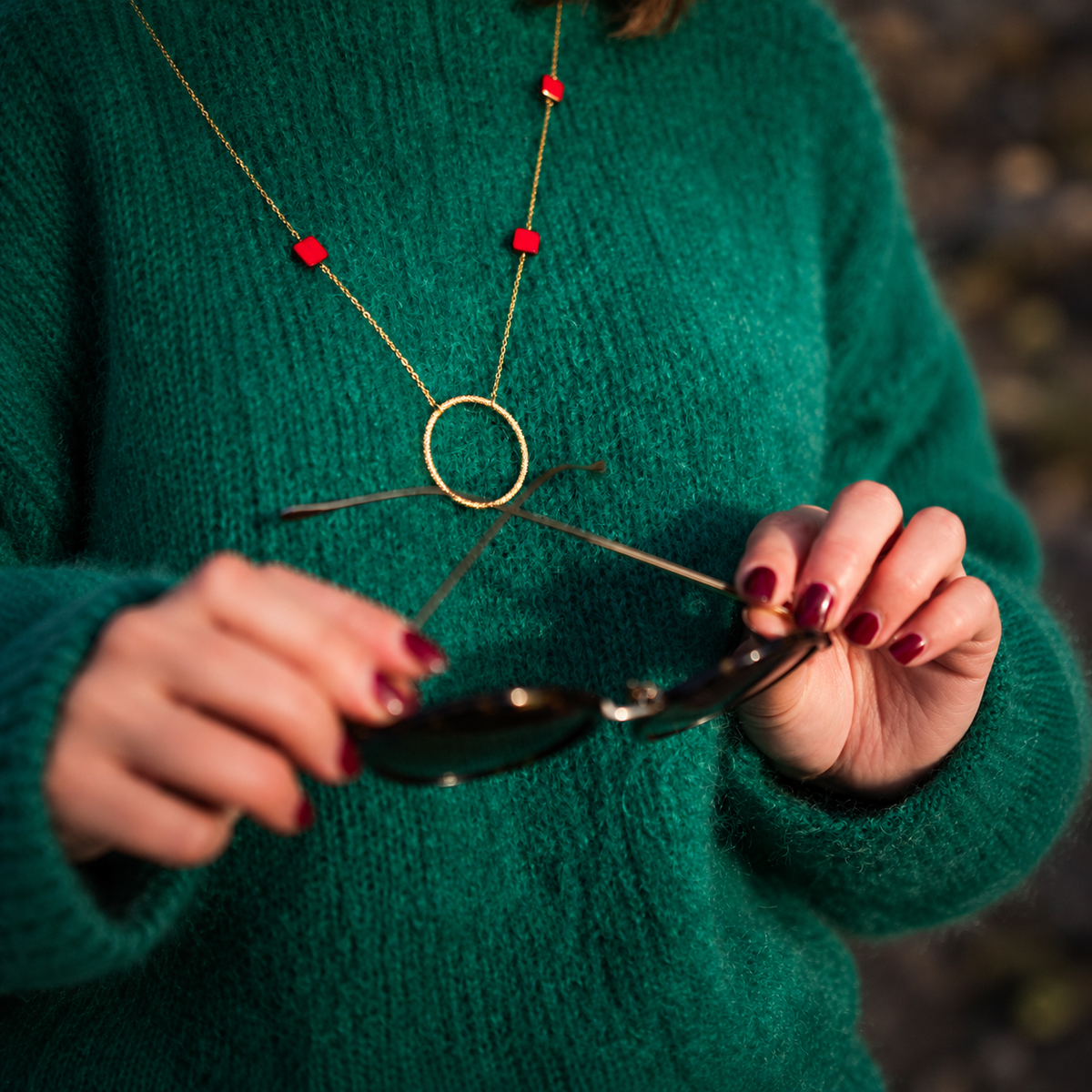 Collier de lunettes Nicole rouge doré porté – LUTECE