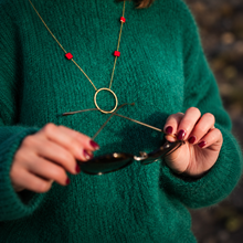 Lade das Bild in den Galerie-Viewer, Collier de lunettes Nicole rouge doré porté – LUTECE
